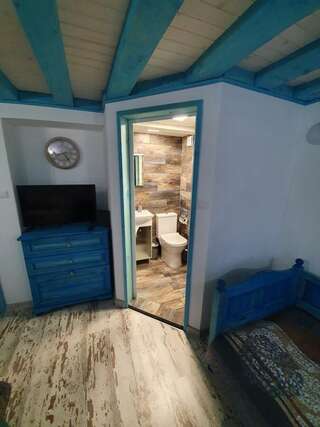 Гостевой дом Kashtata s Paraklisa Borovo Трехместный номер с собственной ванной комнатой-20